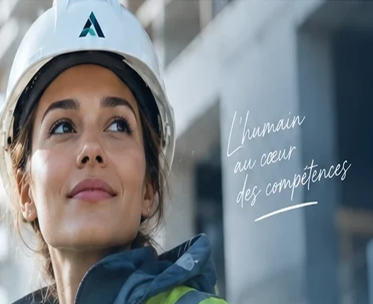 Professionnelle équipée sur site industriel